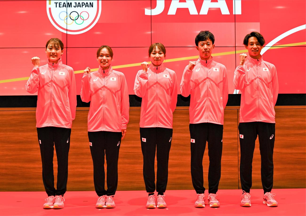 パリ五輪マラソン日本代表内定選手会見に登壇した、左から前田、一山、鈴木、小山、赤崎（提供：日本陸連／フォート・キシモト）