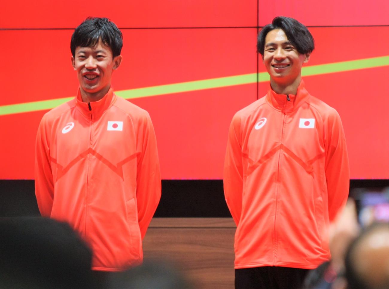 パリ五輪マラソン日本代表内定選手会見に登壇した男子代表の小山（左）と赤崎（撮影・藤塚大輔）