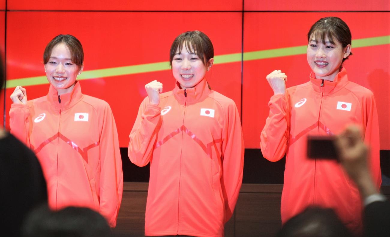 パリ五輪マラソン日本代表内定選手会見に登壇した女子代表の、左から一山、鈴木、前田（撮影・藤塚大輔）