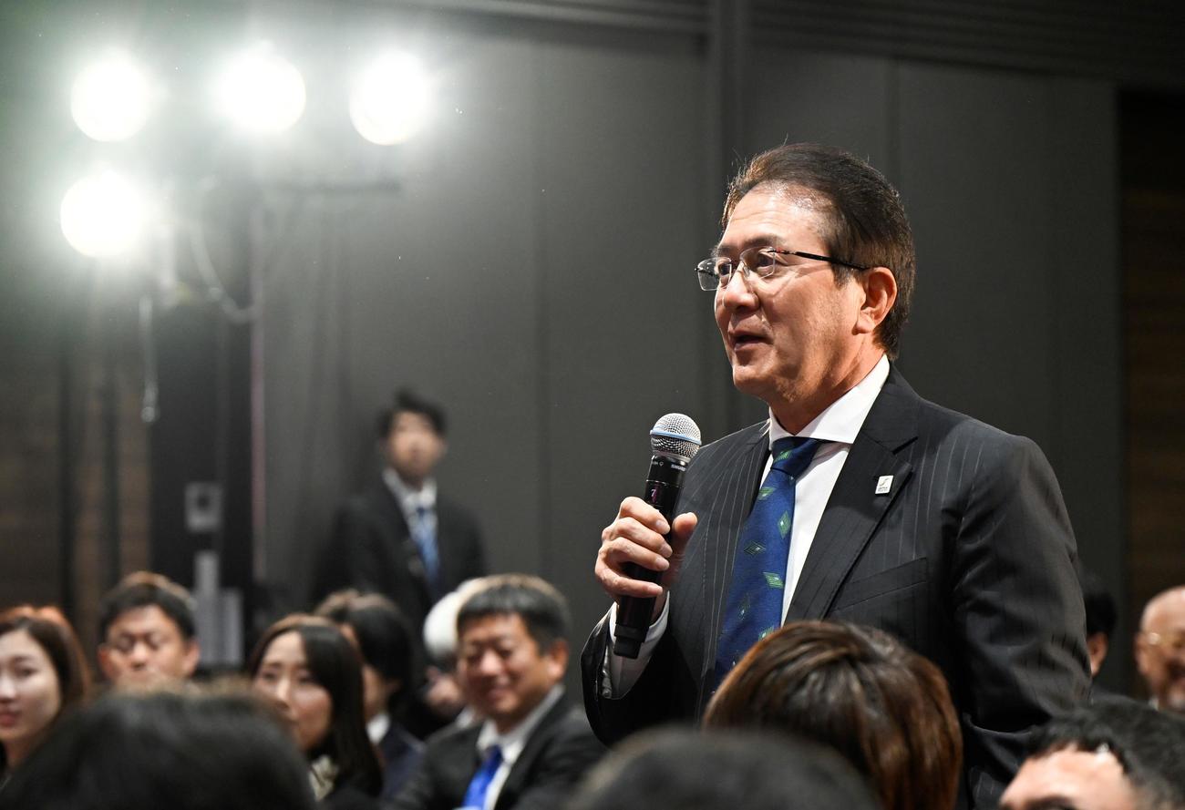 パリ五輪マラソン日本代表内定選手会見で質問する瀬古利彦氏（提供：日本陸連／フォート・キシモト）