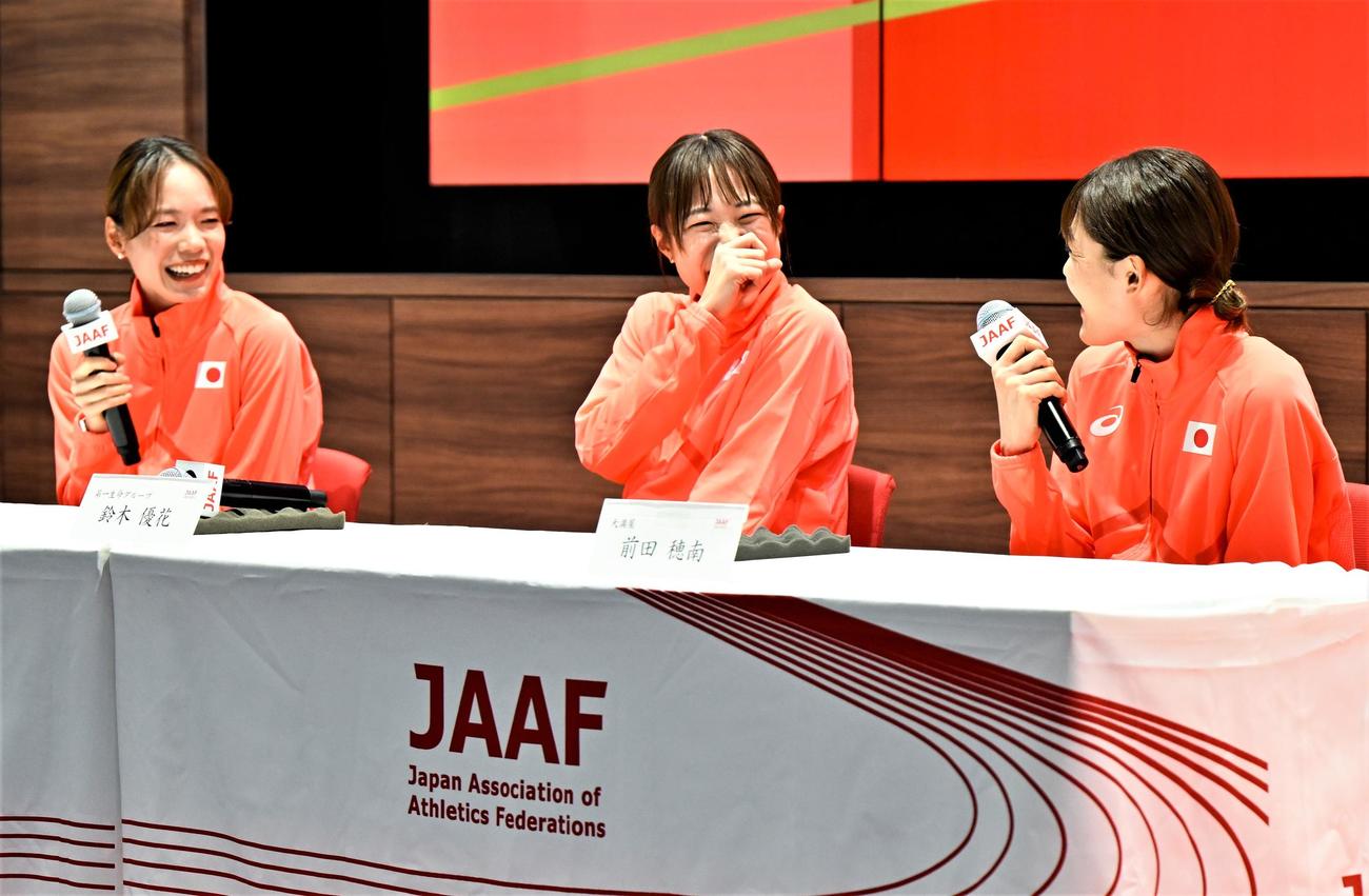 パリ五輪マラソン日本代表内定選手会見で笑顔を見せる女子代表の、左から一山、鈴木、前田（提供：日本陸連／フォート・キシモト）