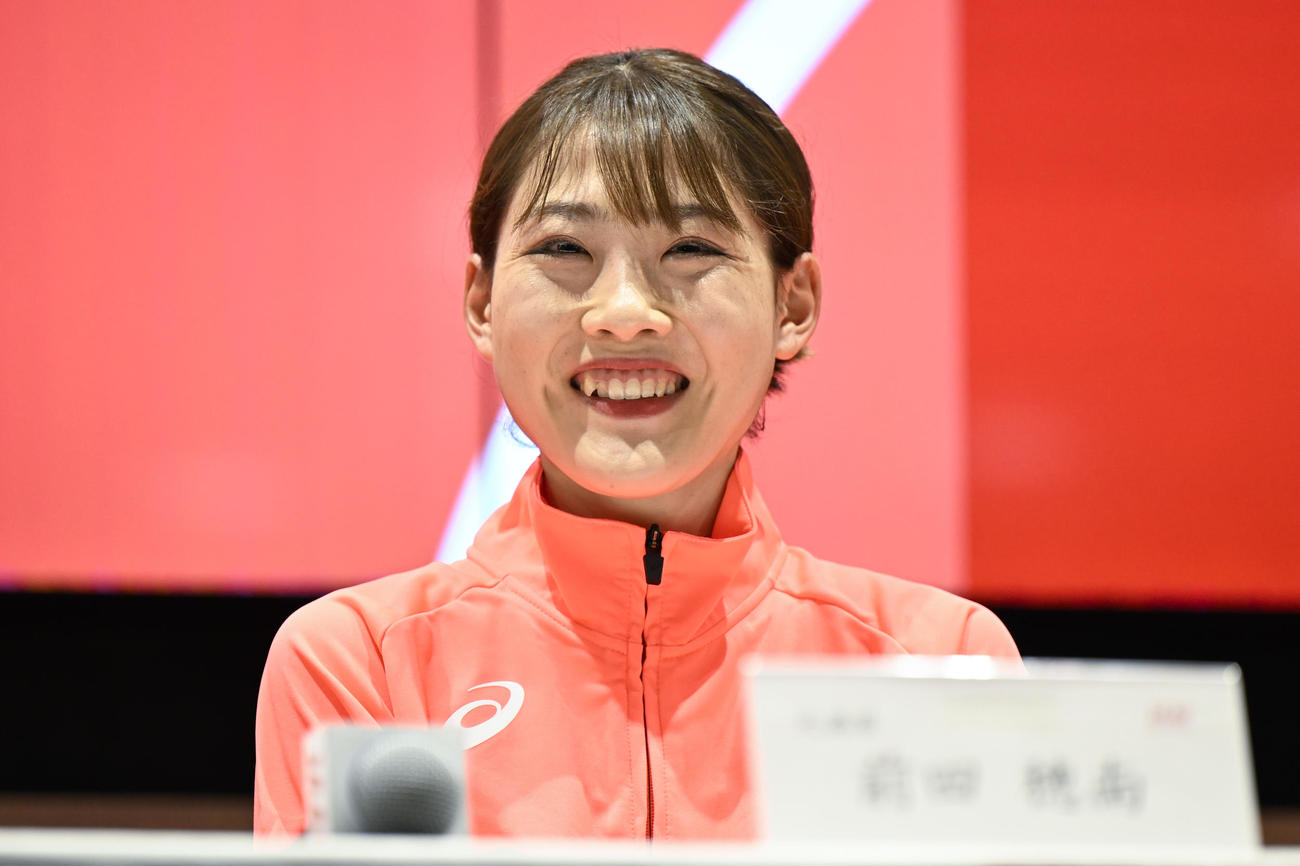 パリ五輪マラソン日本代表内定選手会見で笑顔を見せる前田（提供：日本陸連／フォート・キシモト）