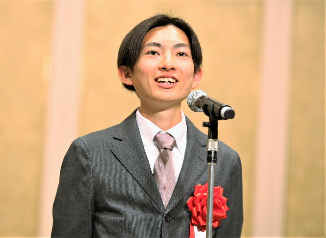 大阪マラソン優勝祝賀会でスピーチを披露する国学院大・平林（撮影・藤塚大輔）