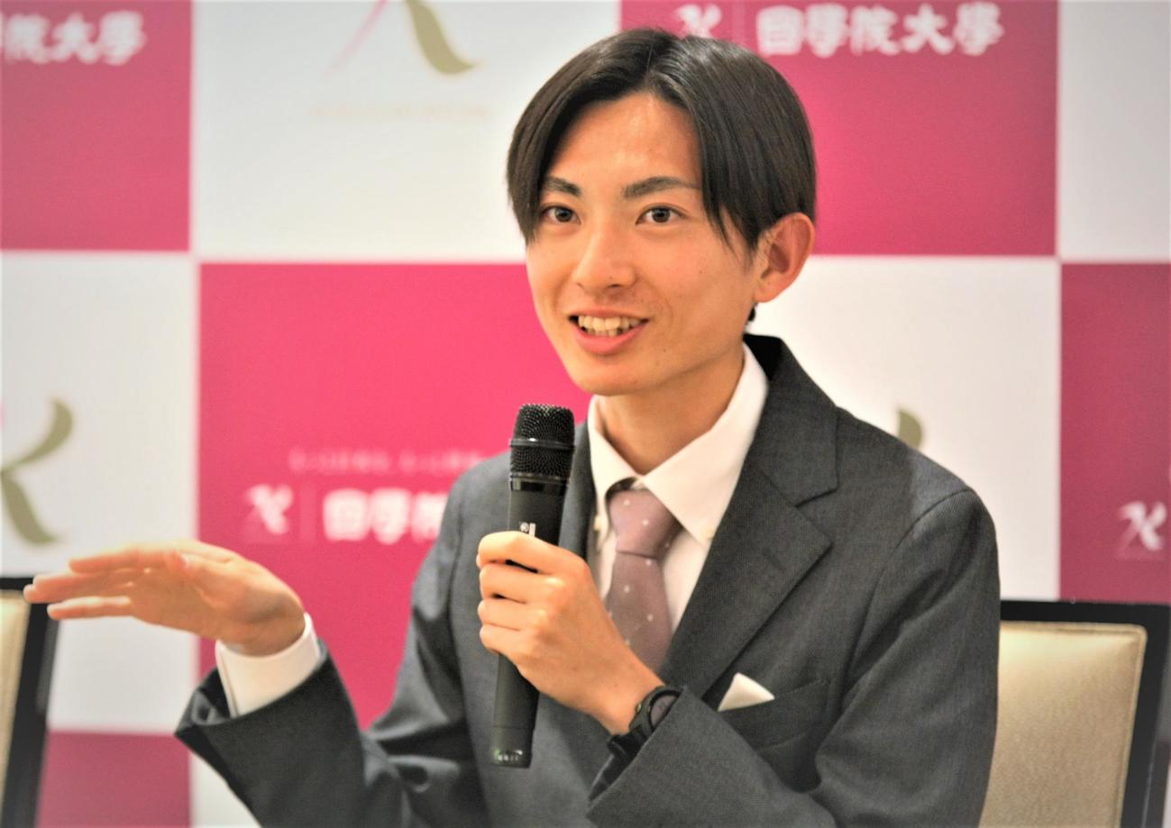 大阪マラソン優勝祝賀会前の会見で笑顔を見せる国学院大・平林（撮影・藤塚大輔）