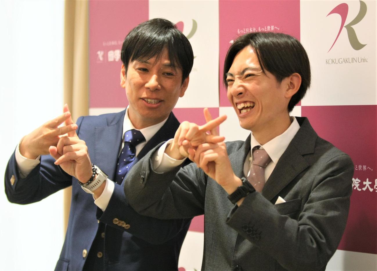 大阪マラソン優勝祝賀会で国学院大の「K」のポーズを確認し合う前田康弘監督（左）と平林（撮影・藤塚大輔）