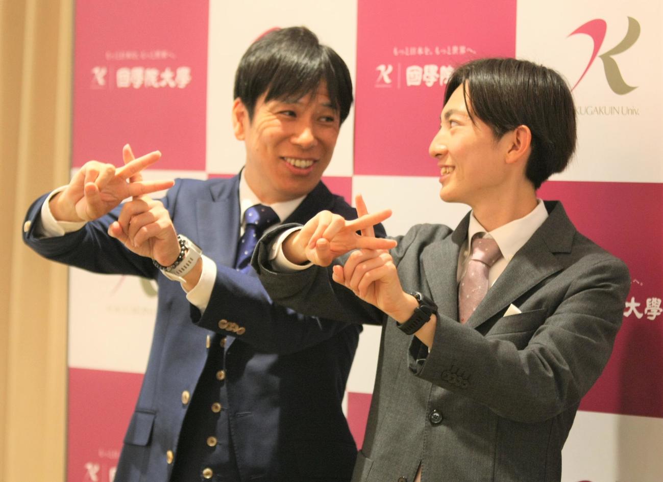 大阪マラソン優勝祝賀会で国学院大の「K」のポーズを確認し合う前田康弘監督（左）と平林（撮影・藤塚大輔）