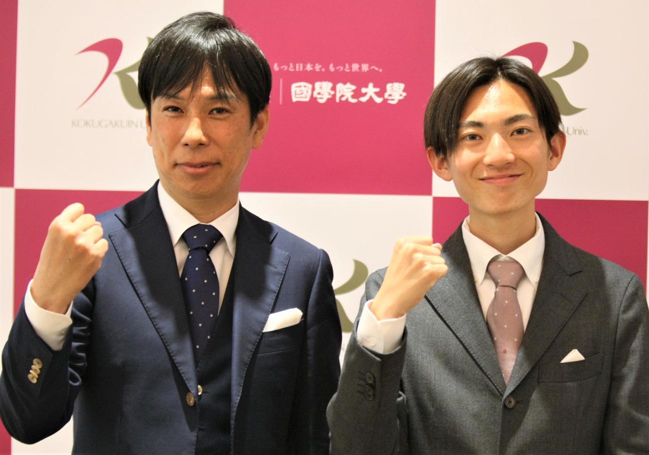 大阪マラソン優勝祝賀会でポーズを決める国学院大・前田康弘監督（左）と平林（撮影・藤塚大輔）