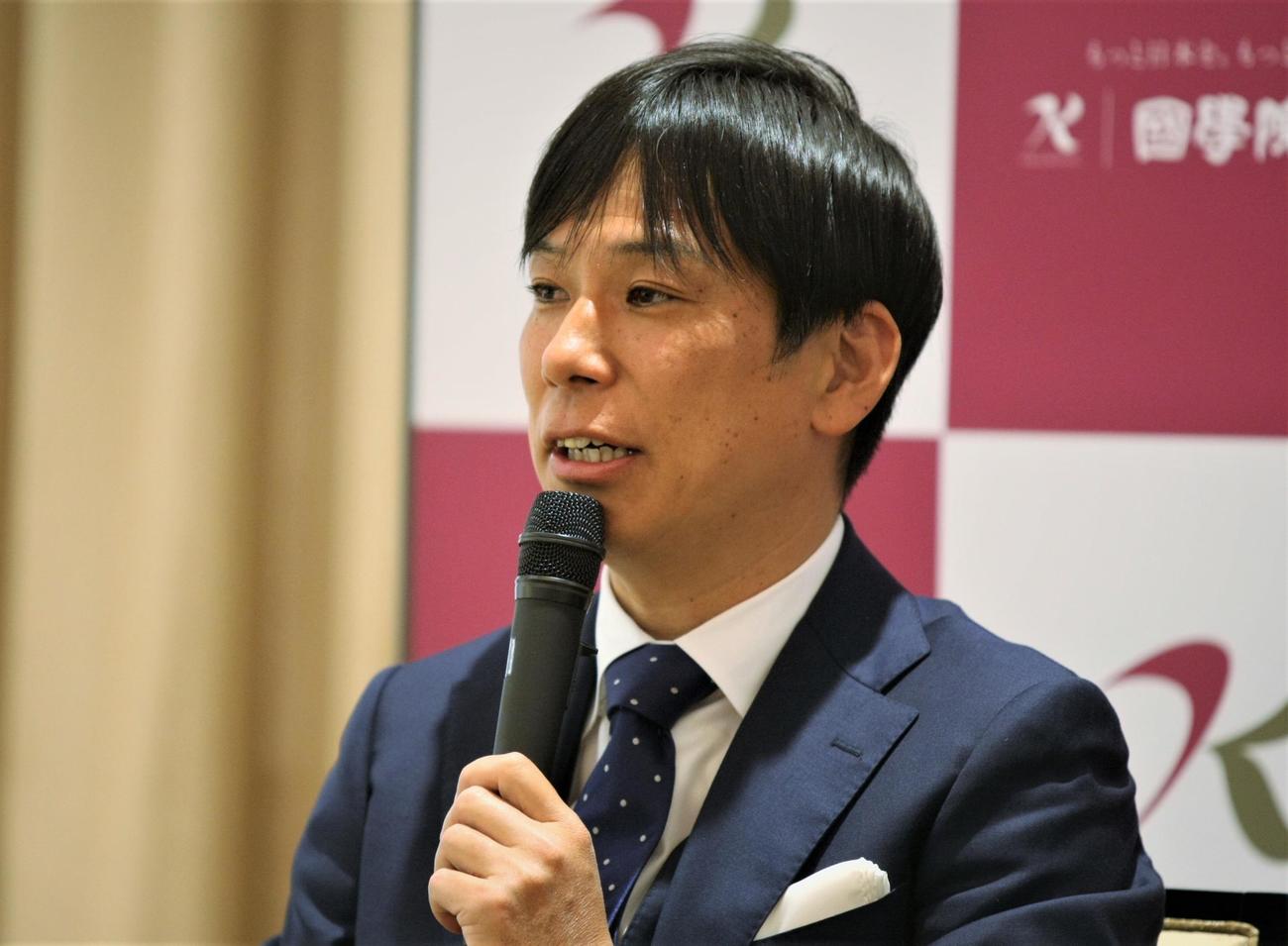大阪マラソン優勝祝賀会前の会見に出席した前田康弘監督（撮影・藤塚大輔）