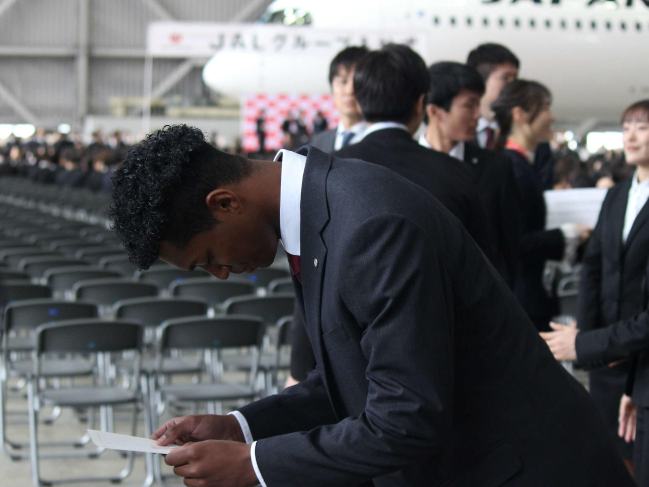 JALの入社式で辞令を受け取る村竹ラシッド（撮影・勝部晃多）