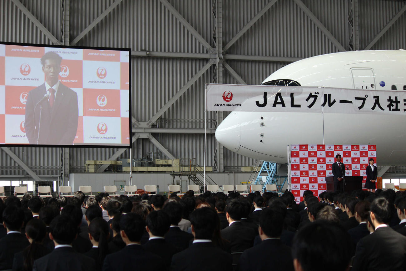 JALの入社式で壇上あいさつする村竹ラシッド（撮影・勝部晃多）