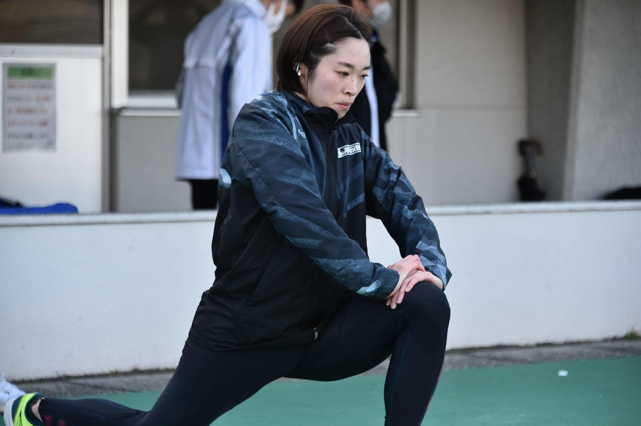 ストレッチをする広田有紀
