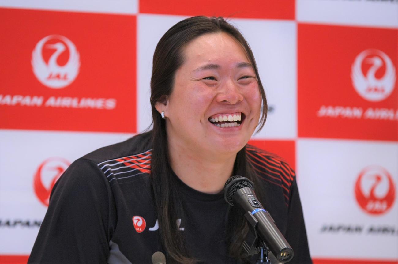 欧州から帰国し、新シーズンへ向けた取材会に出席した陸上女子やり投げの北口（撮影・藤塚大輔）