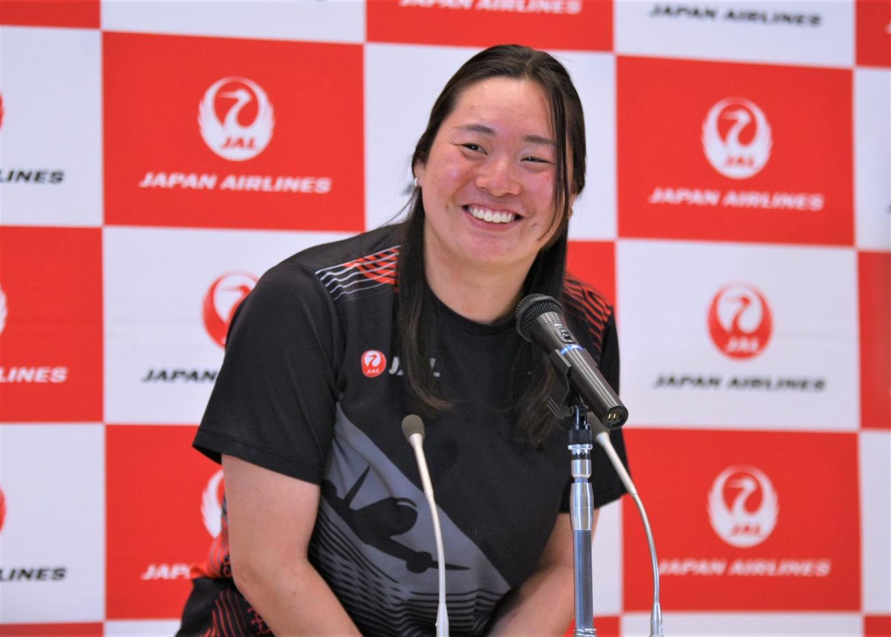 欧州から帰国し、新シーズンへ向けた取材会に出席した陸上女子やり投げの北口（撮影・藤塚大輔）