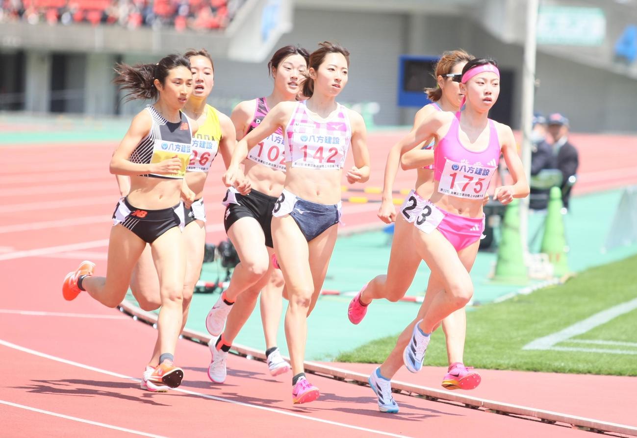 金栗記念選抜陸上中長距離大会　女子800メートルに出場した久保（175）。一番左は田中（撮影・藤塚大輔）