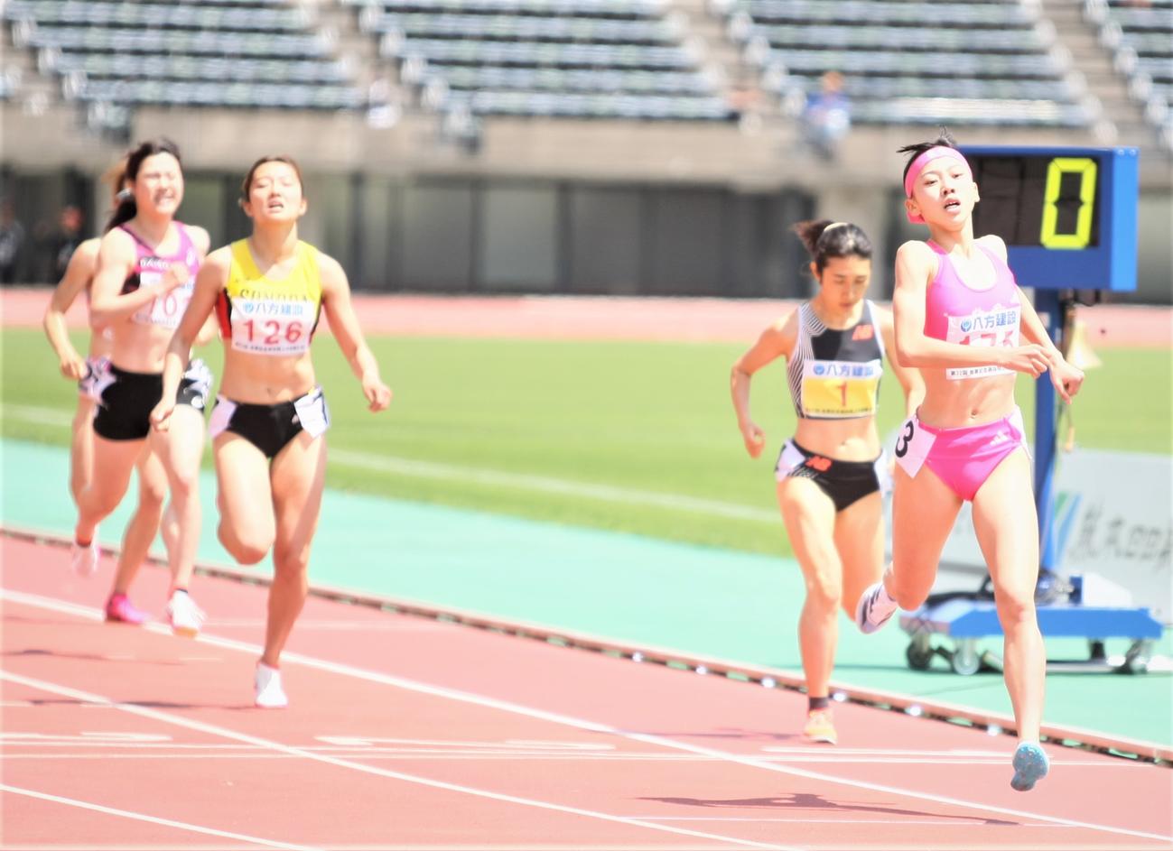 金栗記念選抜陸上中長距離大会　女子800メートルで1位でフィニッシュした久保（右）（撮影・藤塚大輔）