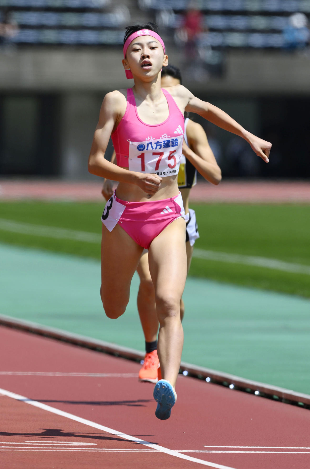 女子800 メートル （タイムレース）　1位でゴールする久保凜＝熊本市（共同）
