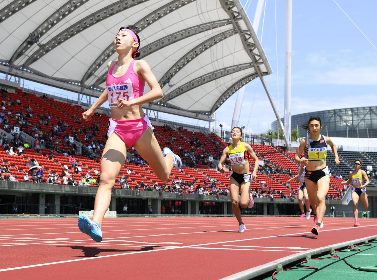 女子800 メートル （タイムレース）　1位でゴールする久保凜（175）と2位の田中希実（1）＝熊本市（共同）