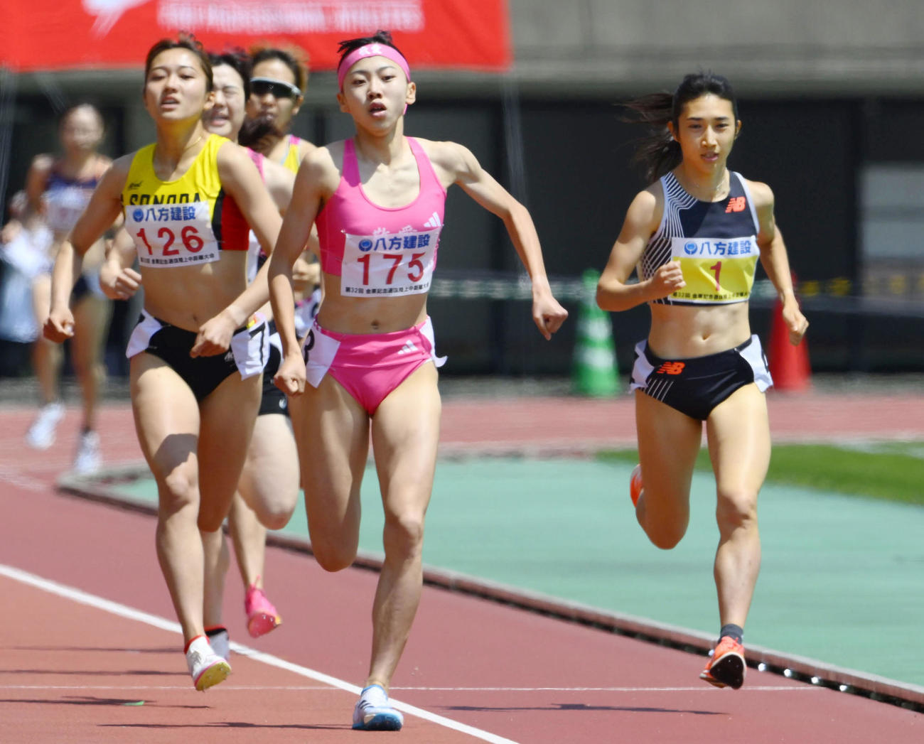 女子800 メートル （タイムレース）　力走する久保凜（175）と田中希実（1）＝熊本市（共同）