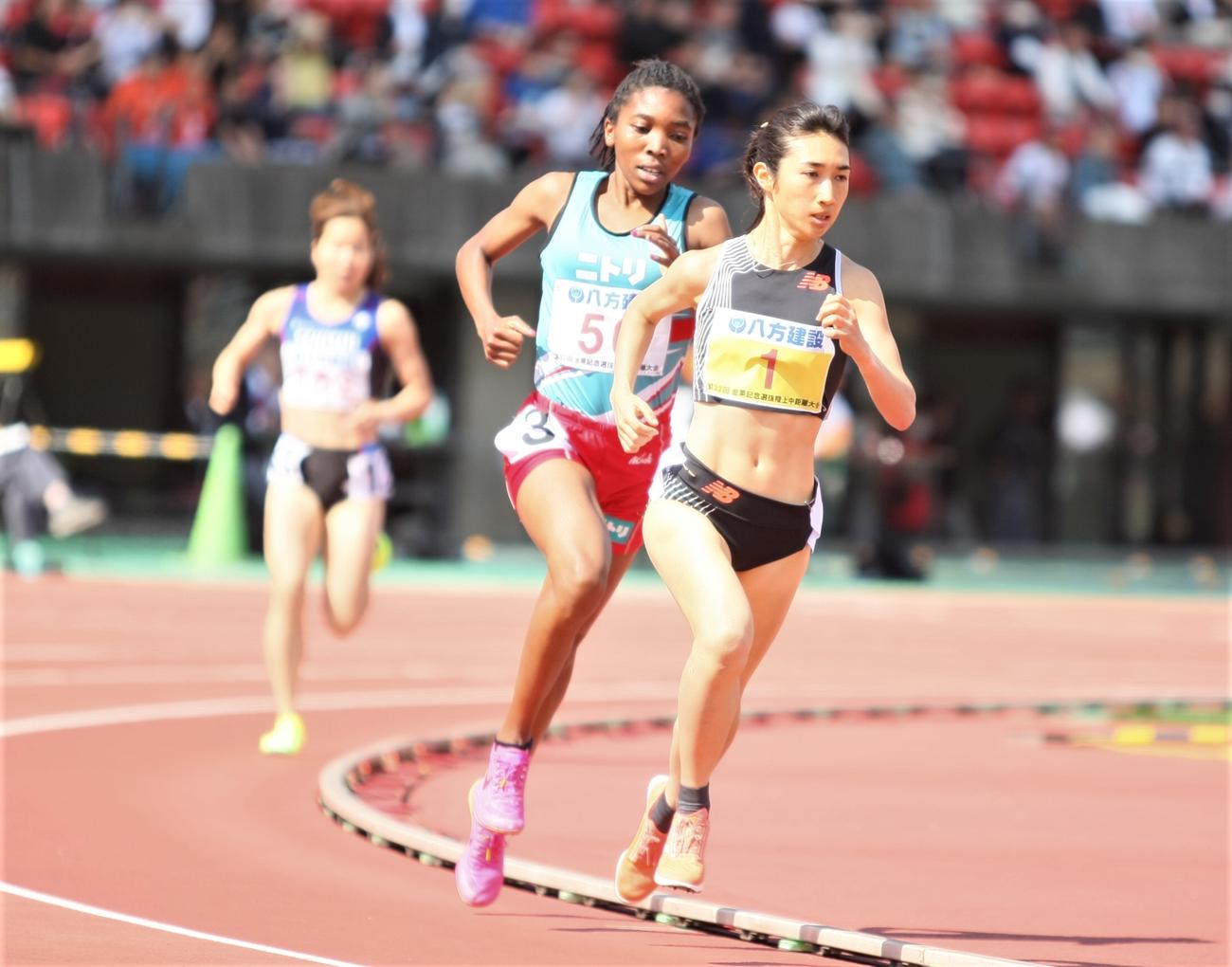 金栗記念選抜陸上中長距離大会　女子1500メートルに出場した田中（右）とツカラ・エスタ・ムソニ（撮影・藤塚大輔）