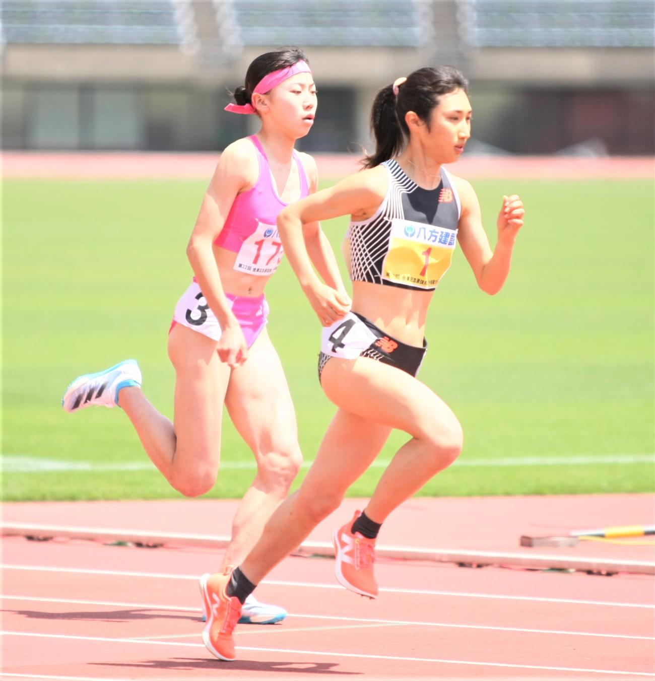 金栗記念選抜陸上中長距離大会　女子800メートルに臨んだ田中希実（手前）と久保（奥）（撮影・藤塚大輔）