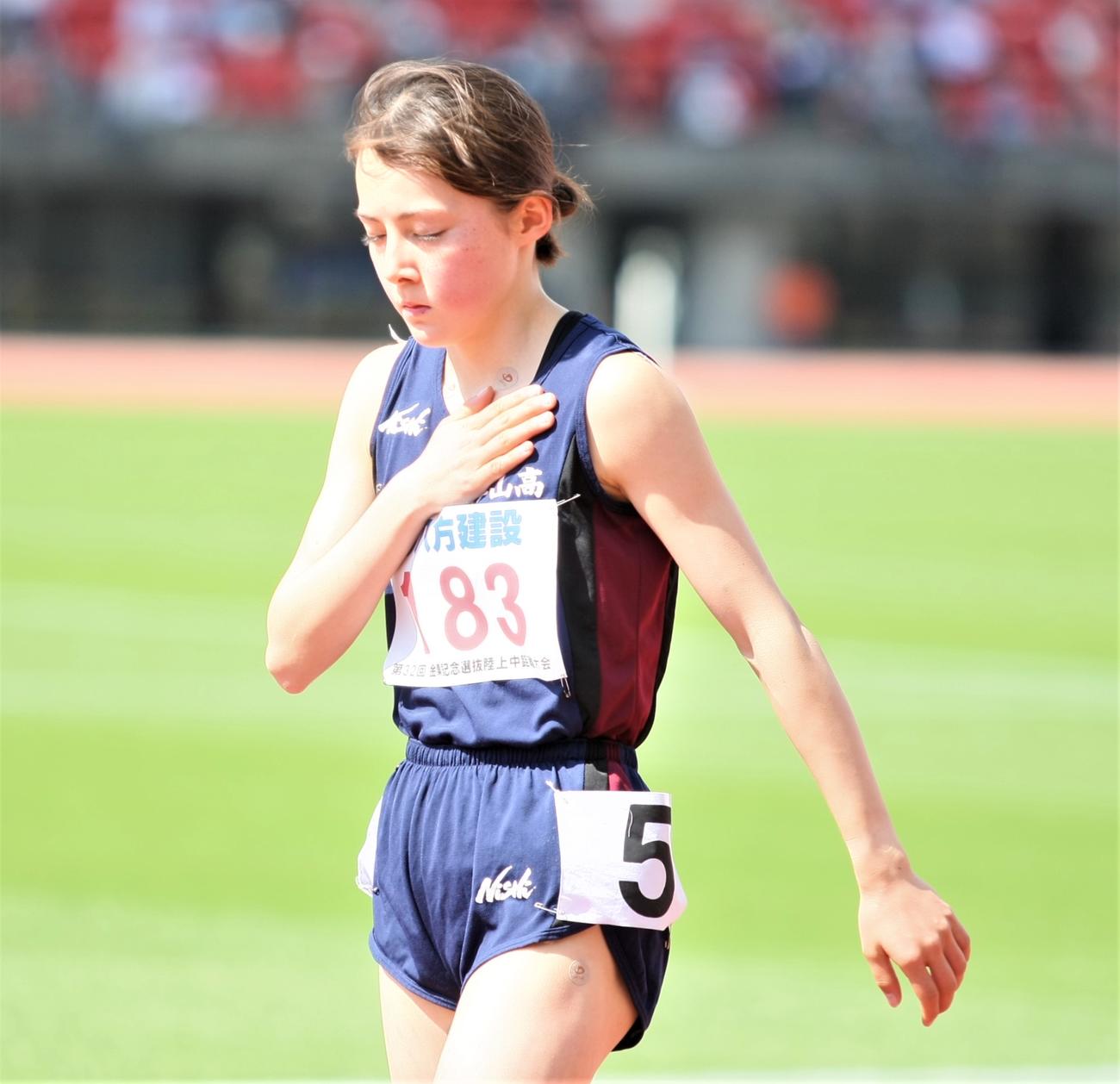 金栗記念選抜陸上中長距離大会　女子1500メートルの出走前に左手を胸にあてるドルーリー（撮影・藤塚大輔）