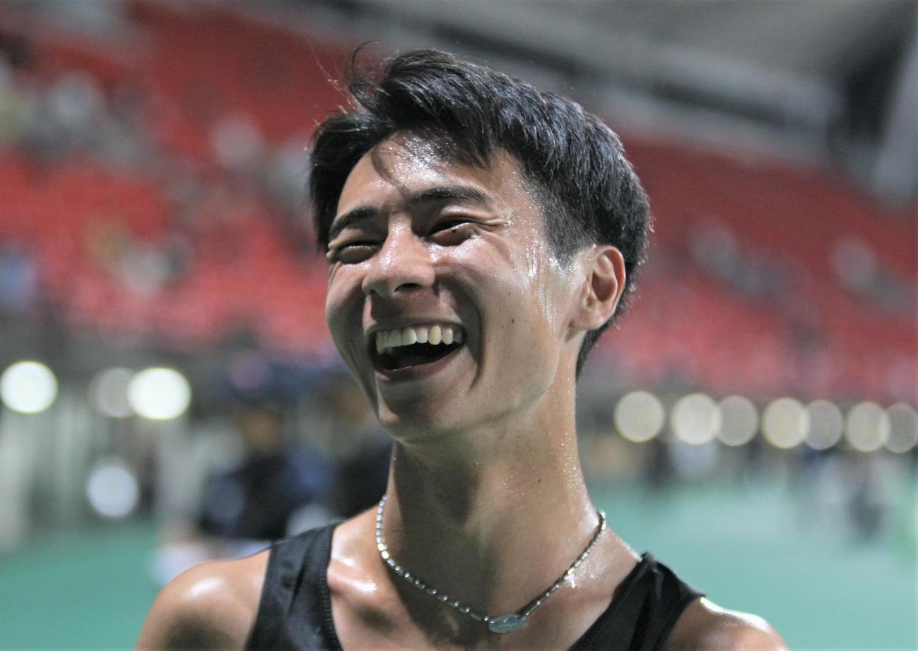 金栗記念選抜陸上中長距離大会　男子5000メートルを走り終えて笑顔を見せる赤崎（撮影・藤塚大輔）