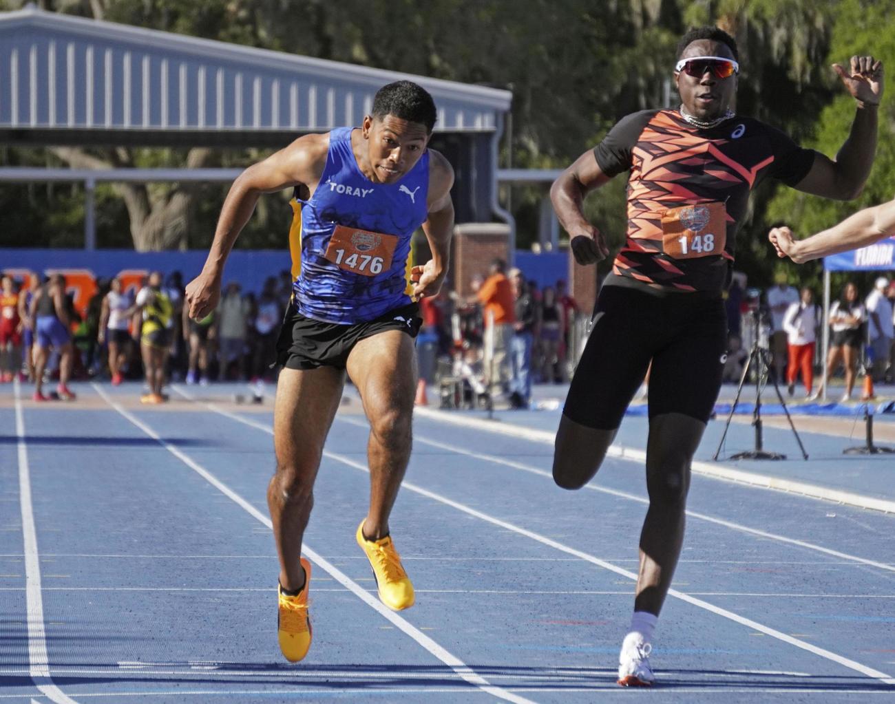 男子100メートルで、全体4番目のタイムとなる10秒04をマークしたサニブラウン・ハキーム（左）（共同）