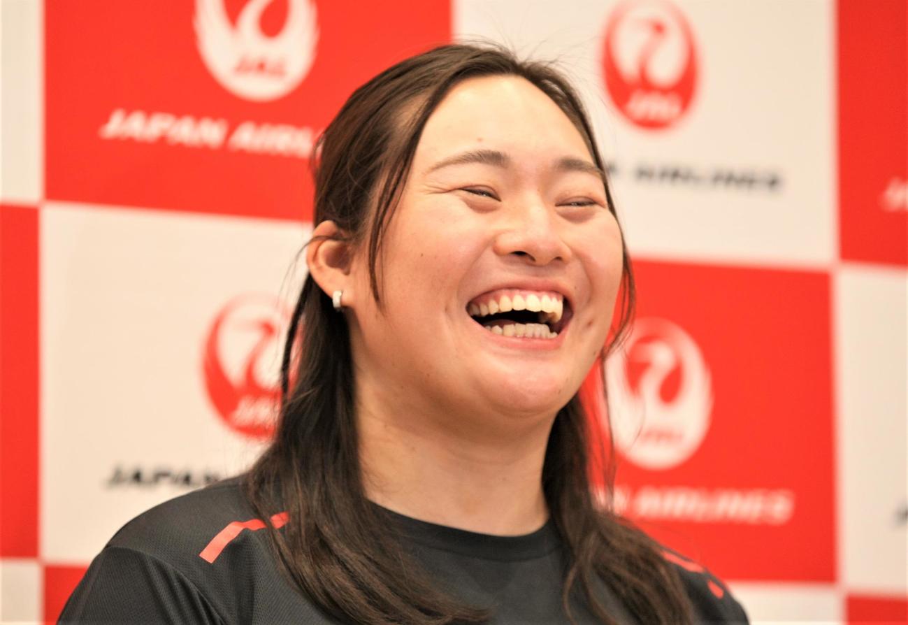 JALアスリート社員取材会で笑顔を見せる陸上女子やり投げの北口（撮影・藤塚大輔）
