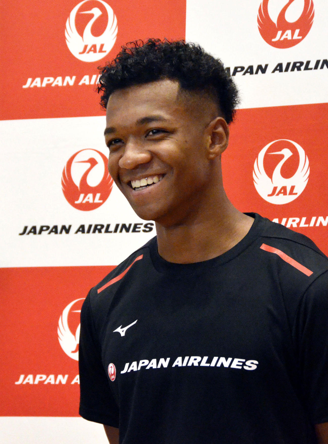 取材に応じる陸上男子110メートル障害の村竹ラシッド（共同）