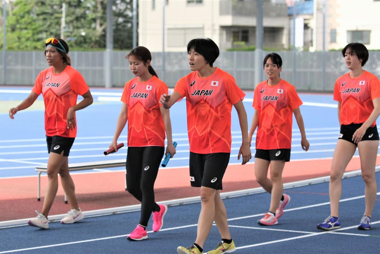 陸上の世界リレーへ向けた日本代表合宿に参加した、左から女子400メートルリレー代表の君嶋、三浦、鶴田、山形、青野（撮影・飯岡大暉）