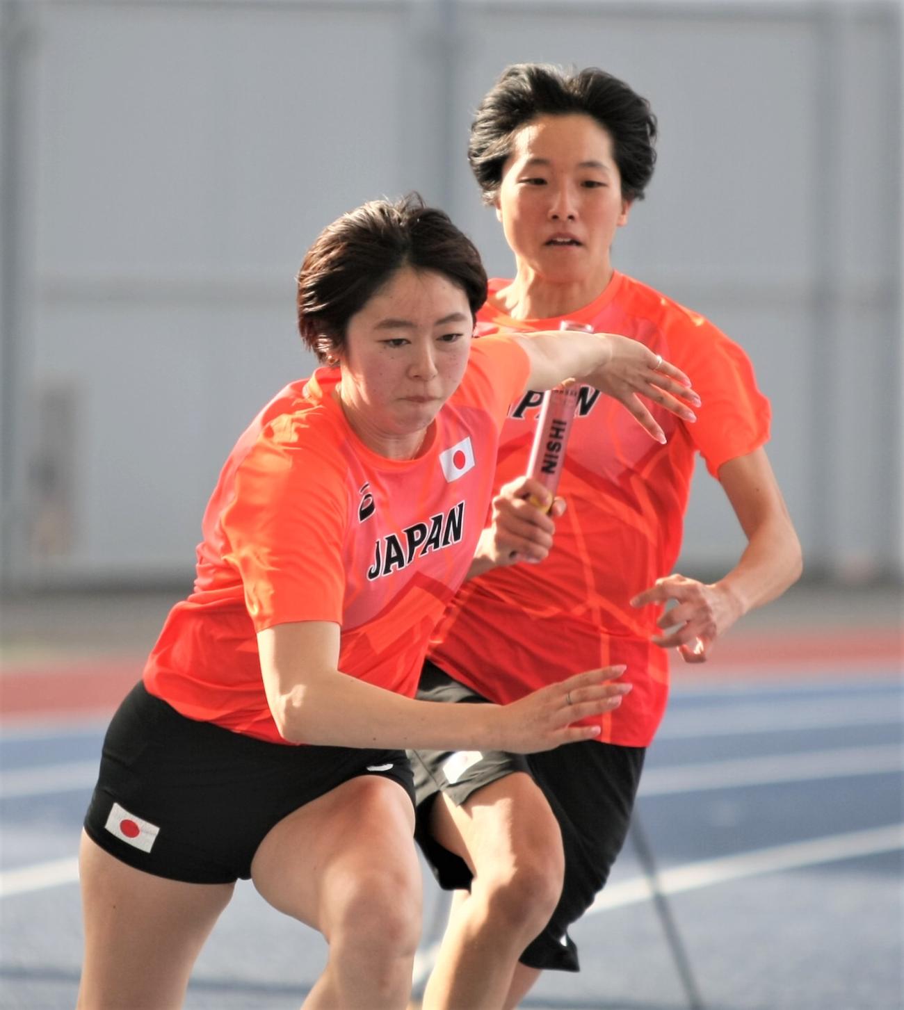 陸上の世界リレーへ向けた日本代表合宿に参加した女子400メートルリレー代表の青野（手前）と鶴田（撮影・藤塚大輔）