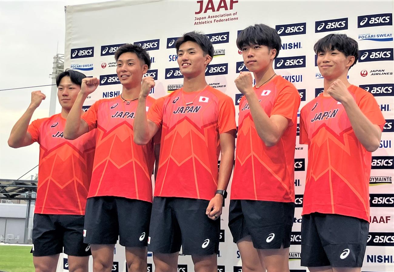 陸上の世界リレーへ向けた日本代表合宿に参加した、左から男子400メートルリレー代表の木梨、上山、柳田、三輪、山本（撮影・藤塚大輔）