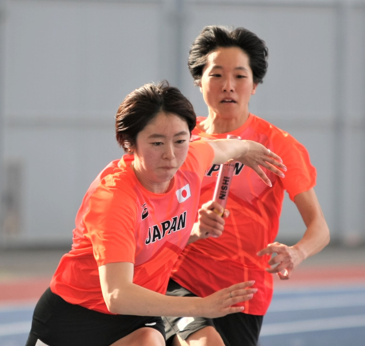 世界リレーへ向けた日本代表合宿に参加した女子400メートルリレー代表の青野（手前）と鶴田（撮影・藤塚大輔）