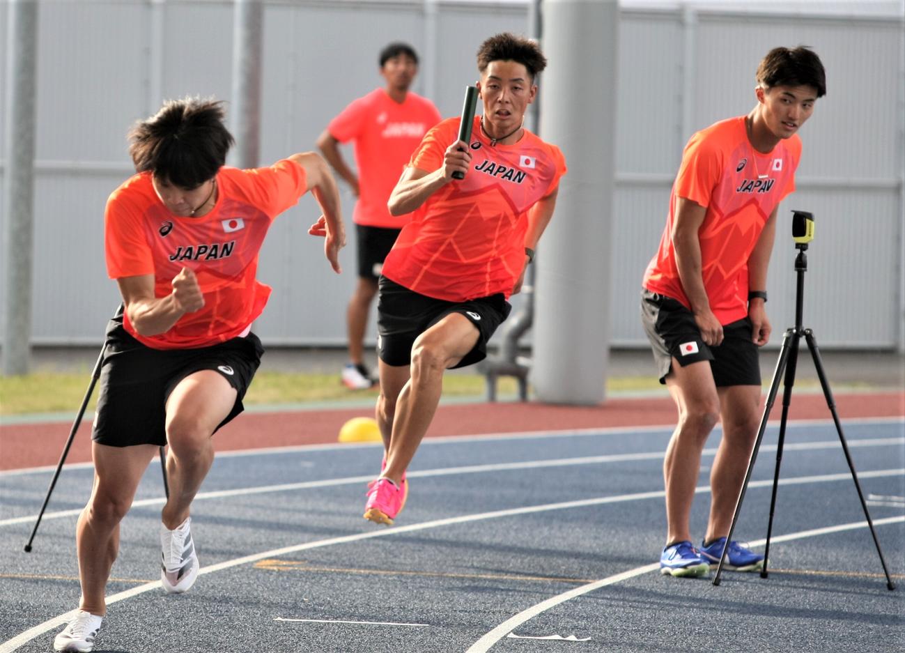 陸上の世界リレーへ向けた日本代表合宿に参加した、男子400メートルリレー代表の三輪（手前）と上山（中央）。右は柳田（撮影・藤塚大輔）