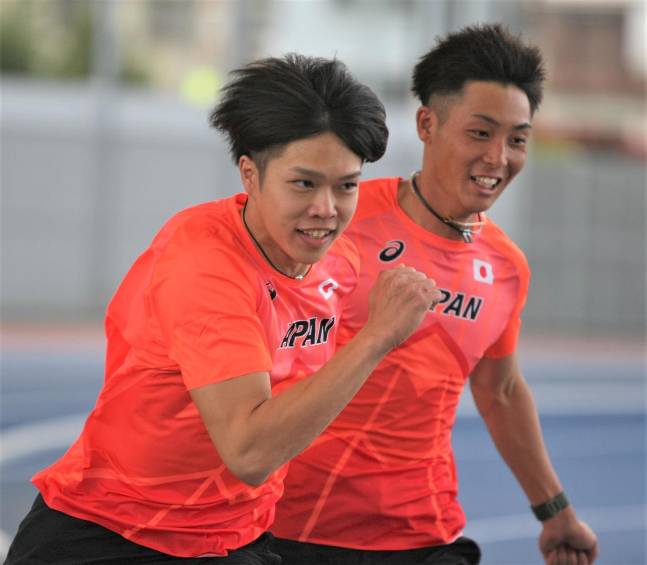 陸上の世界リレーへ向けた日本代表合宿に参加した、男子400メートルリレー代表の三輪（手前）と上山（撮影・藤塚大輔）