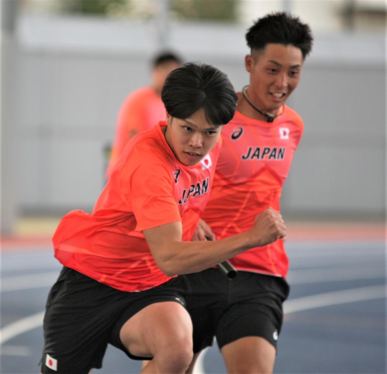 陸上の世界リレーへ向けた日本代表合宿に参加した、男子400メートルリレー代表の三輪（手前）と上山（撮影・藤塚大輔）