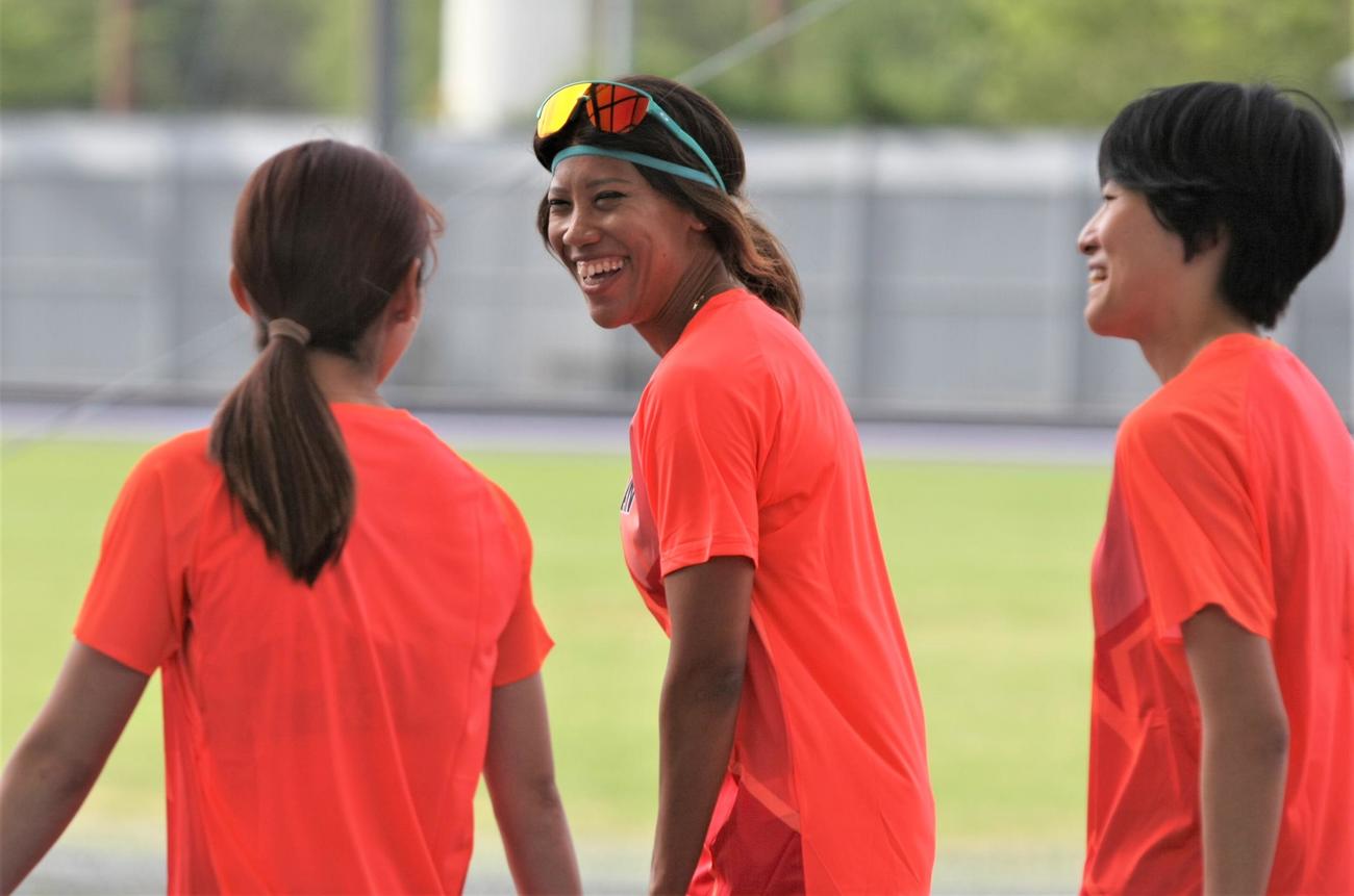 世界リレーへ向けた日本代表合宿で笑顔を見せる女子400メートルリレー代表の君嶋（撮影・飯岡大暉）