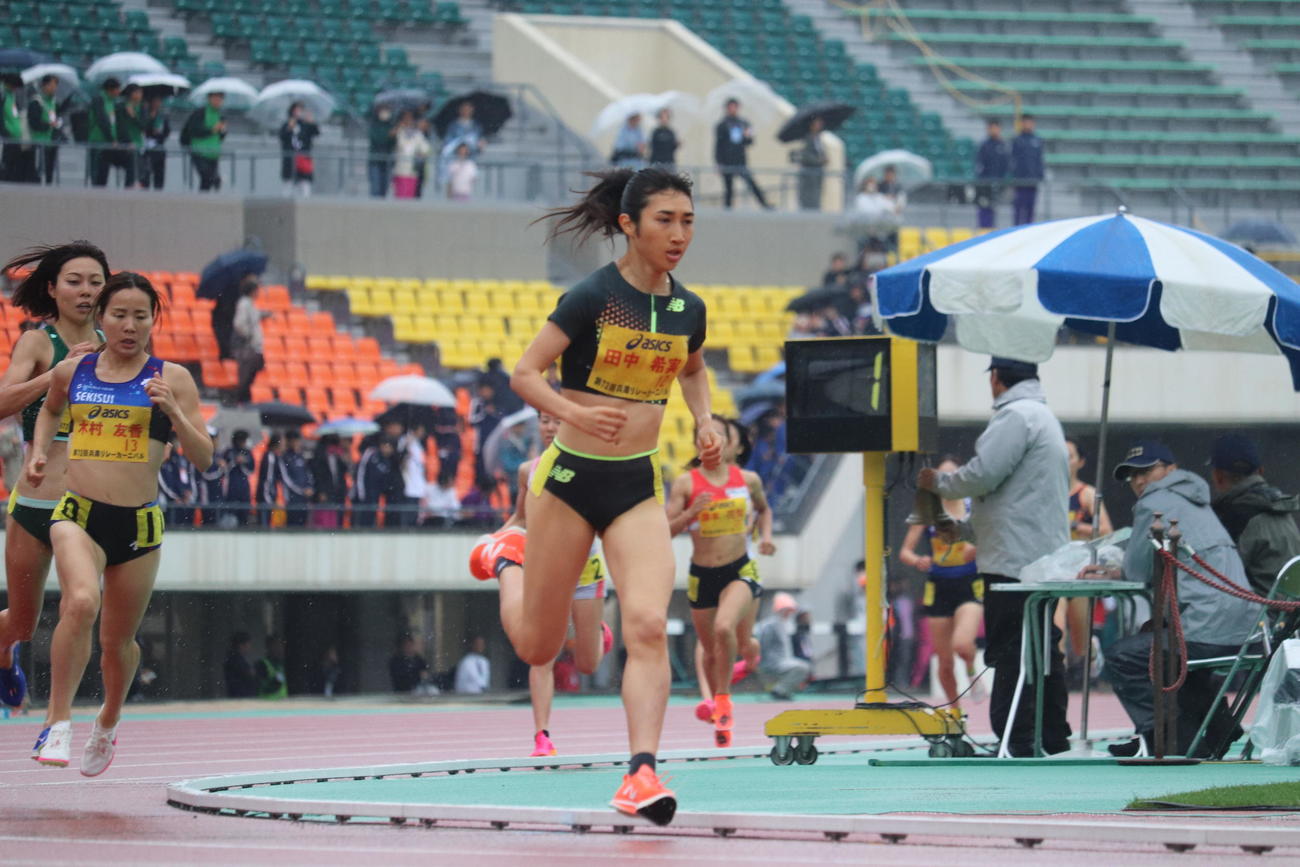 女子1500メートルで先頭を走る田中希実（中央）（撮影・竹本穂乃加）＝2024年4月21日、神戸ユニバー記念競技場
