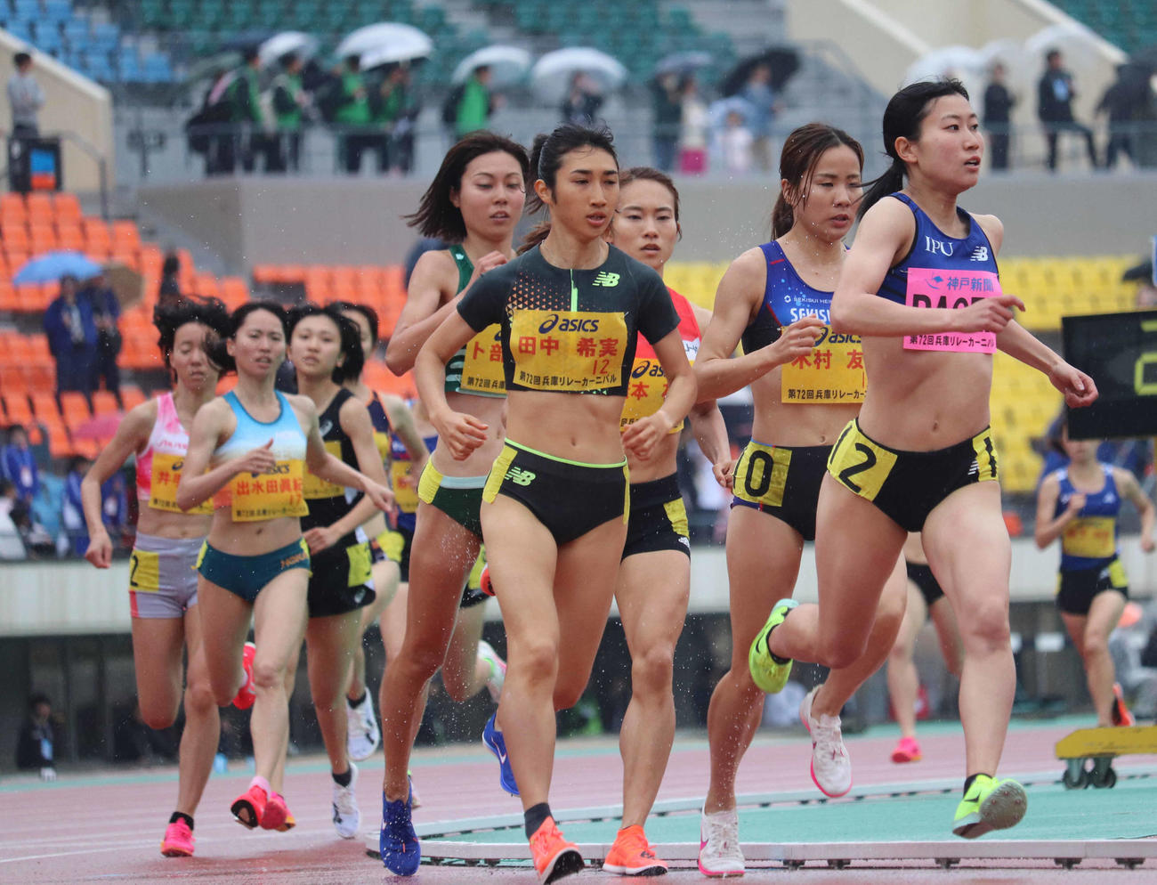 女子1500メートルに出場した田中希実（中央）（撮影・竹本穂乃加）＝2024年4月21日、神戸ユニバー記念競技場