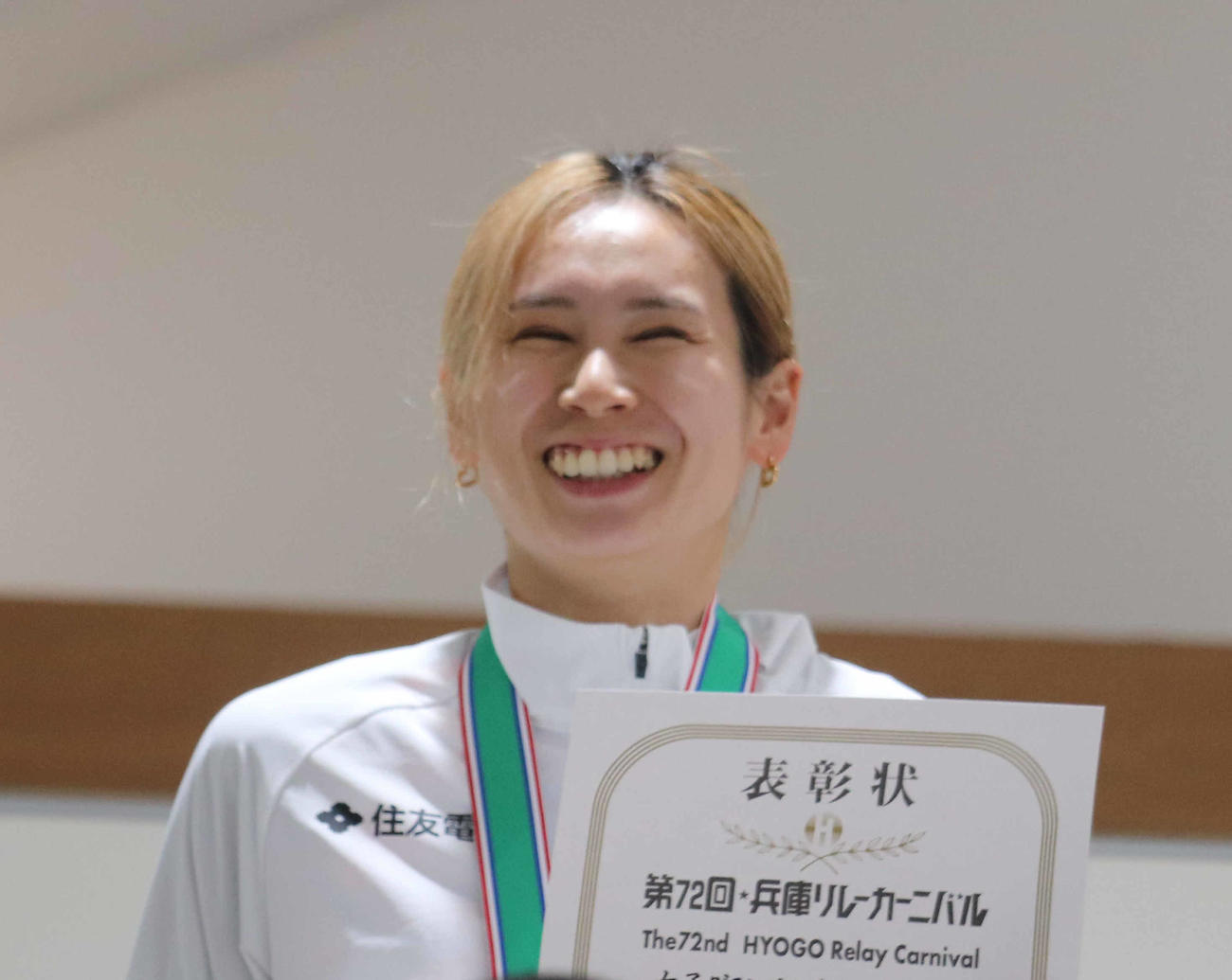 表彰式で笑顔の秦澄美鈴（撮影・竹本穂乃加）