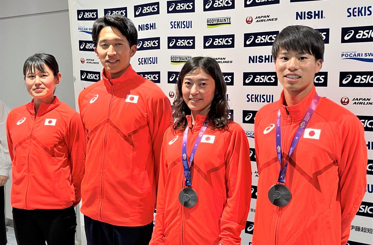 陸上の世界競歩チーム選手権から成田空港に帰国した、左から日本代表の渕瀬、高橋、岡田、池田（撮影・藤塚大輔）