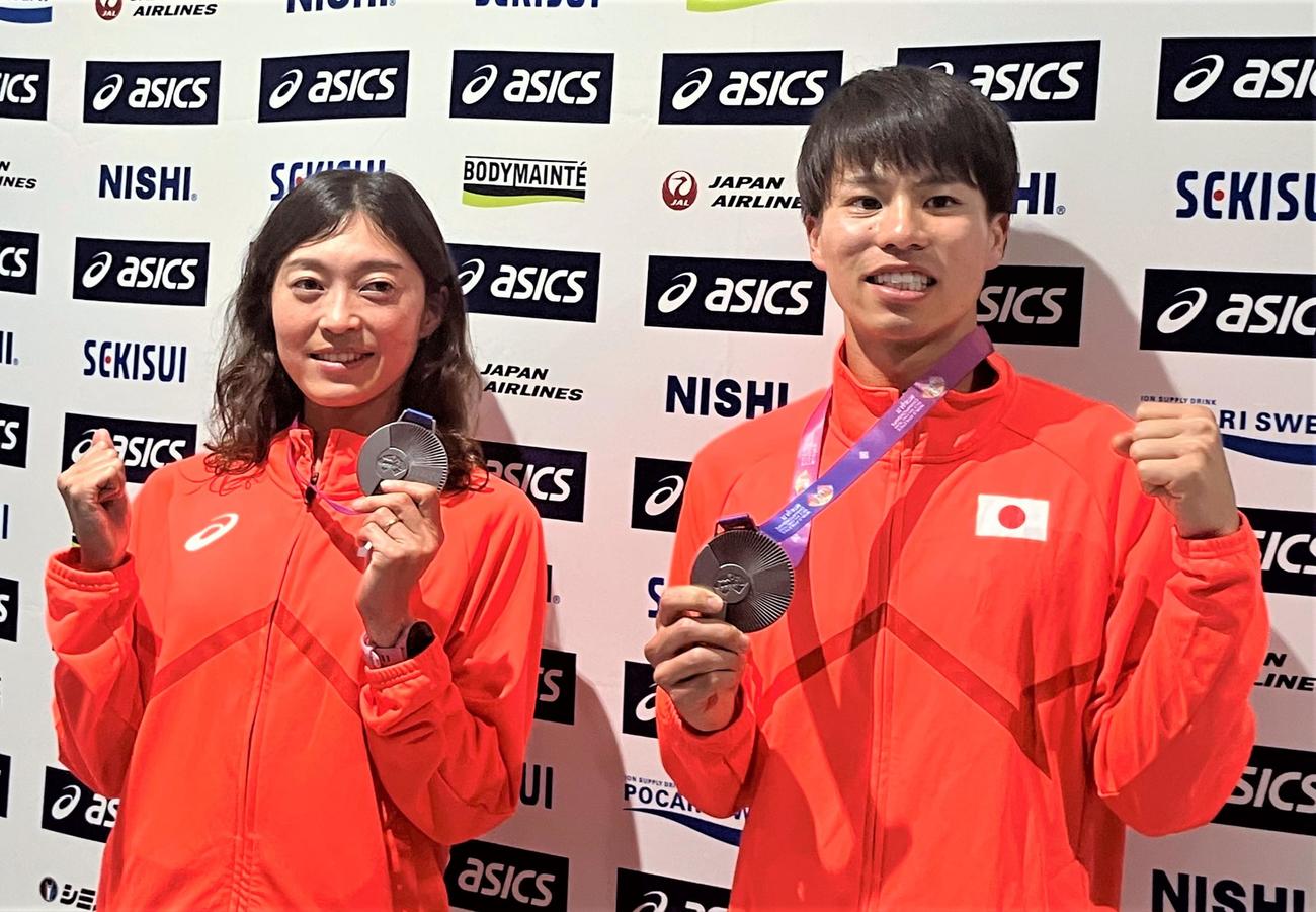 陸上の世界競歩チーム選手権の男女混合競歩リレーで銀メダルを獲得した岡田（左）と池田（撮影・藤塚大輔）