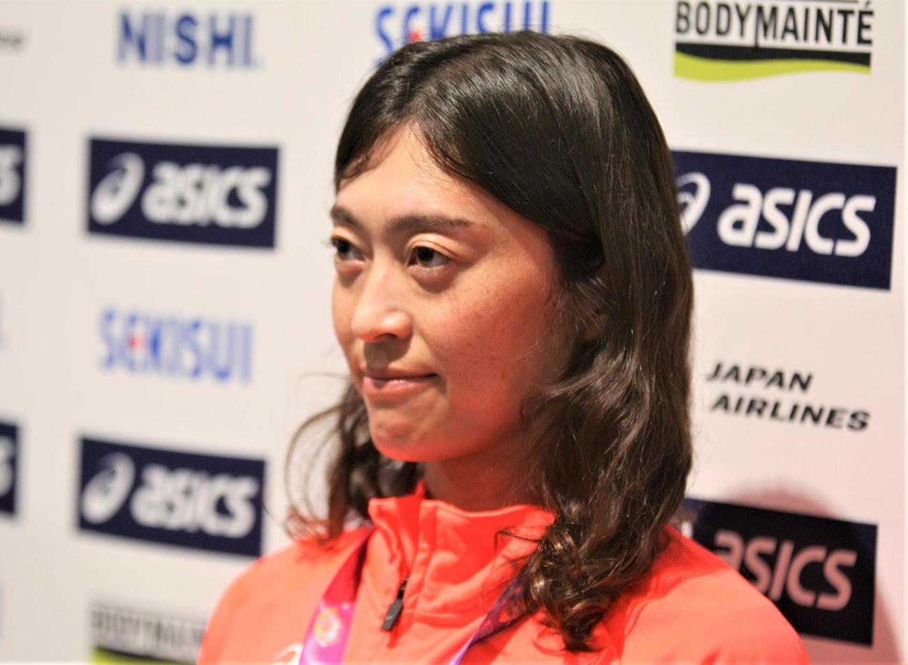 陸上の世界競歩チーム選手権から成田空港に帰国した岡田（撮影・藤塚大輔）