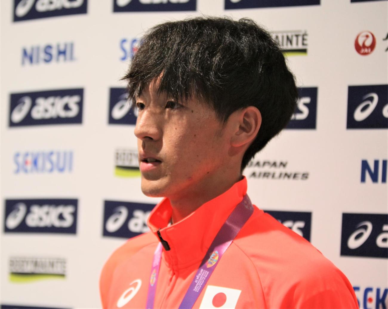 陸上の世界競歩チーム選手権から成田空港に帰国した古賀（撮影・藤塚大輔）