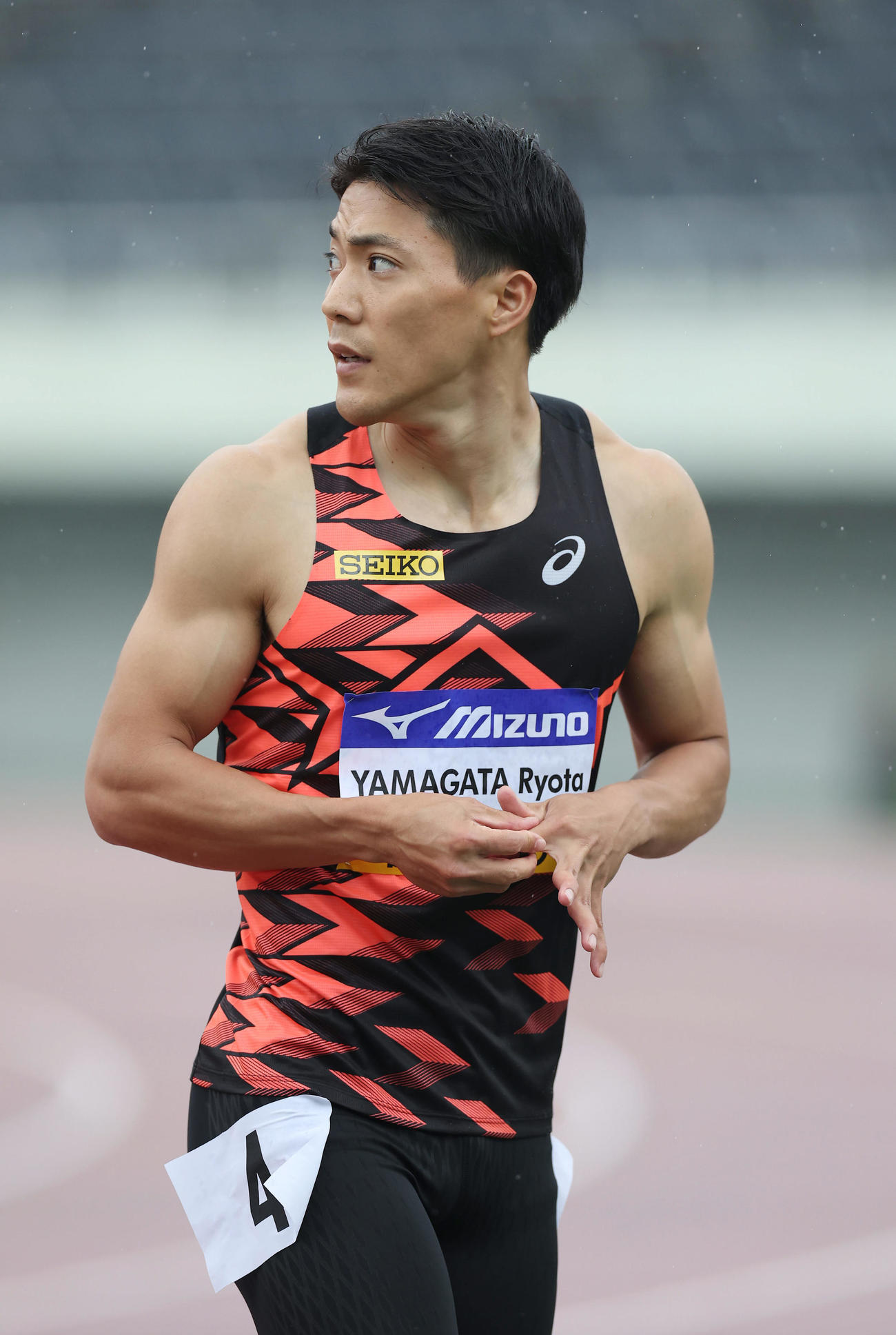 男子100メートル予選3組　予選3組3位に終わりA決勝進出を逃した山縣（中央）（撮影・前田充）