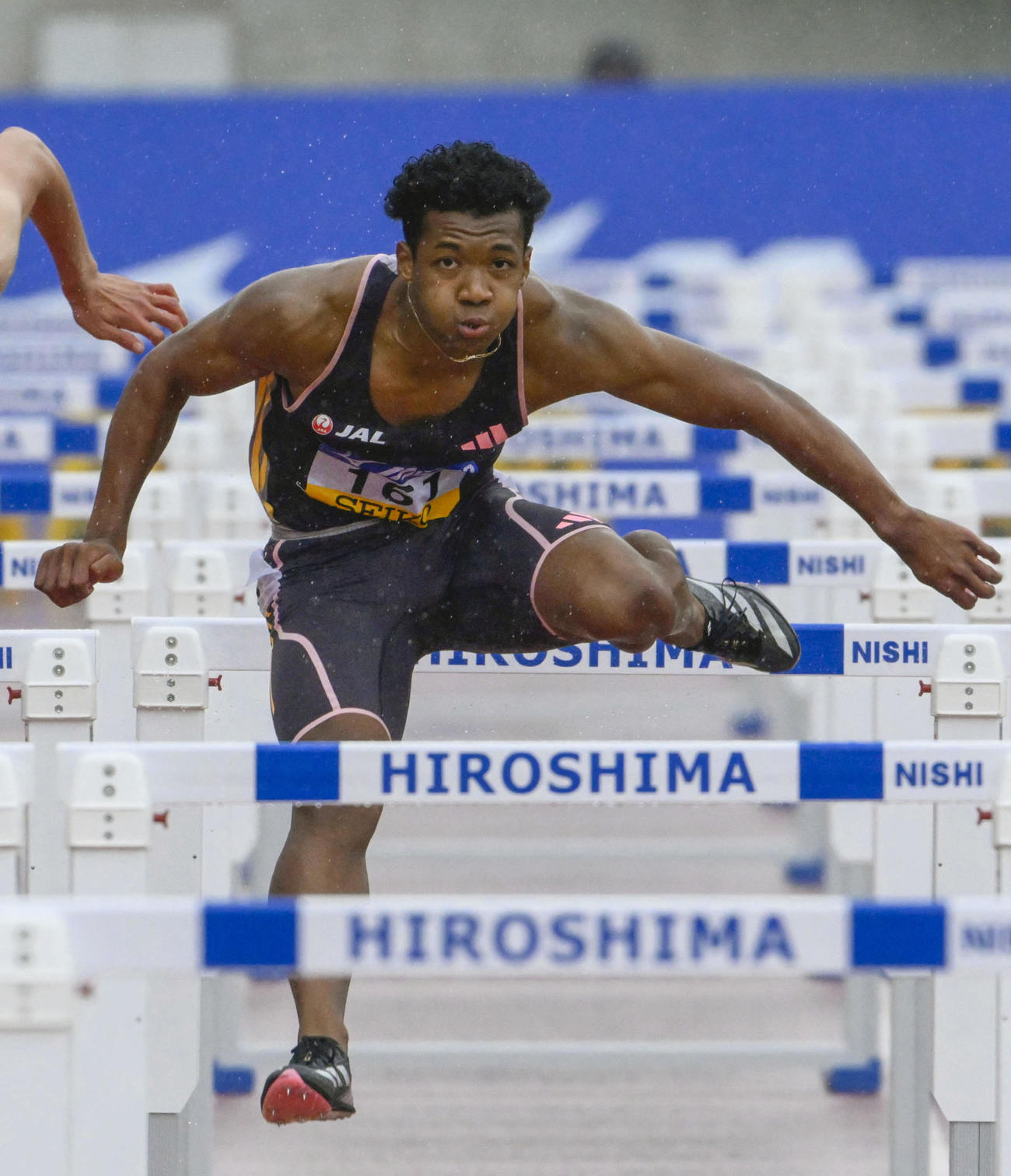 男子110メートル障害決勝で力走する村竹ラシッド。13秒29で優勝した（共同）