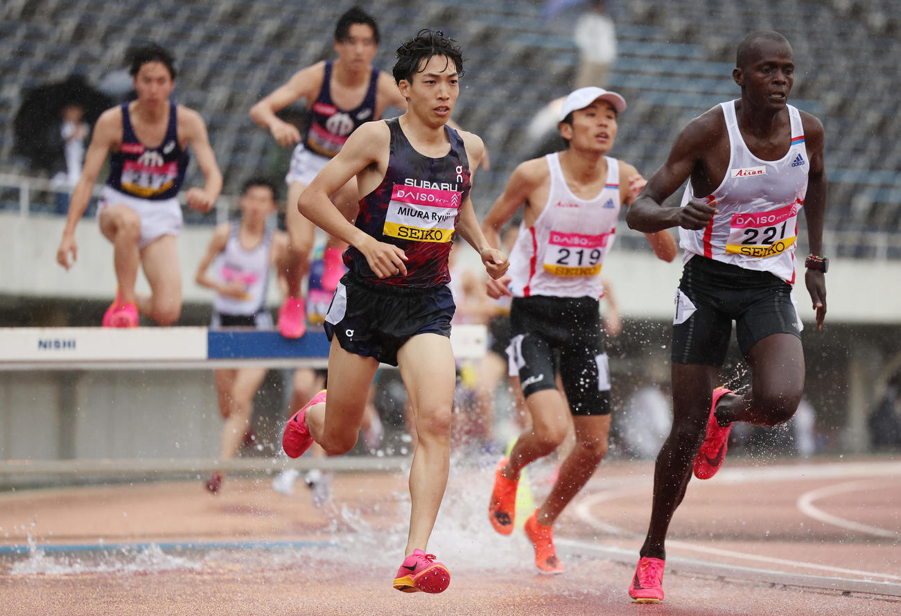 男子3000メートル障害で優勝した三浦龍司（手前左）（撮影・前田充）