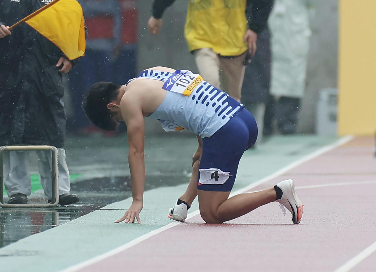 男子100メートル予選1組　スタート直後に足を痛め途中棄権となる多田（撮影・前田充）