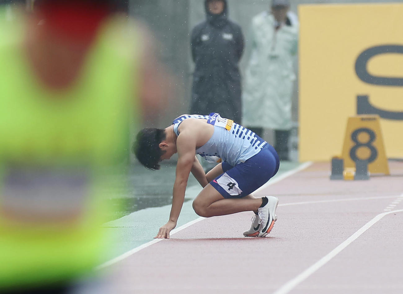 男子100メートル予選1組　スタート直後に足を痛め途中棄権となる多田（撮影・前田充）