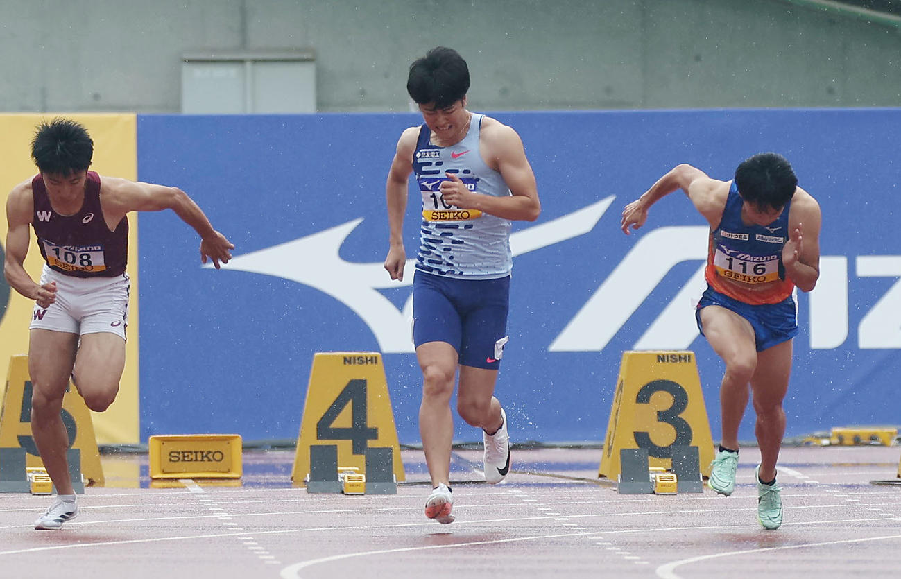 男子100メートル予選1組　スタート直後に多田（中央）は足を痛める（撮影・前田充）